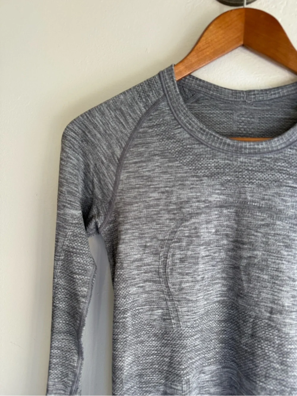Lululemon Swiftly Tech Long Sleeve Shirt Womens 6 Gray Gym Yoga